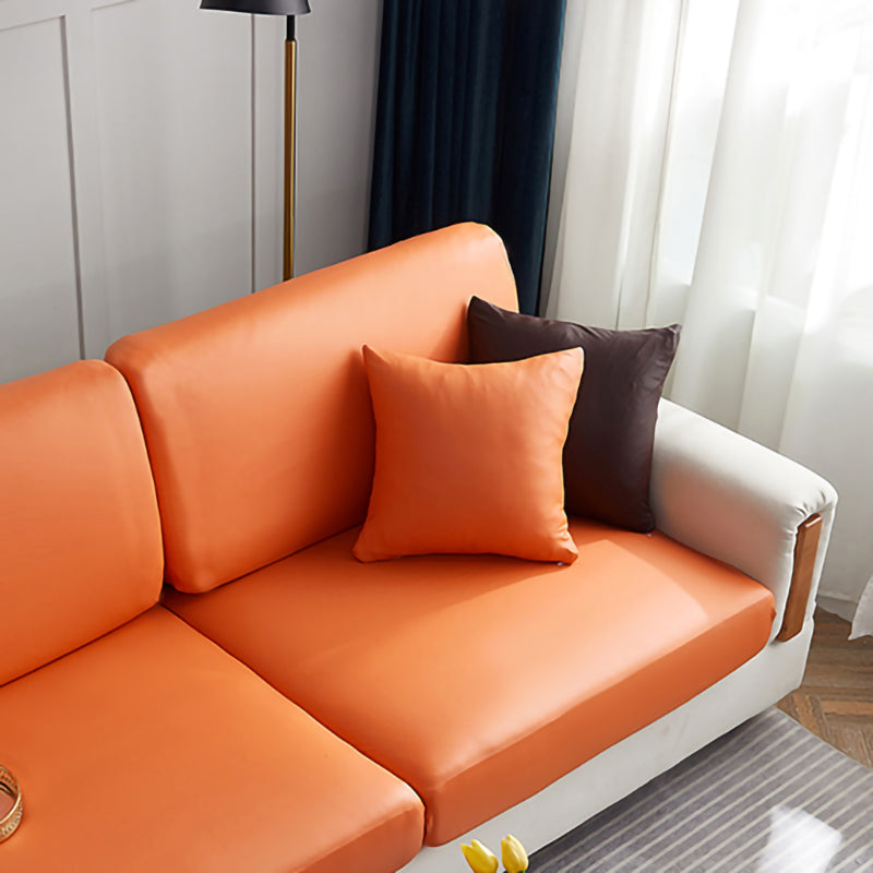 Funda de cojín de polipiel 40 × 40 cm — 1 unidad, Mandarina, colocada en un sofá