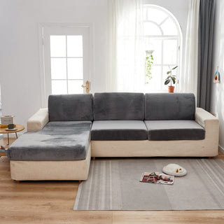 Funda de cojín de sofá de terciopelo, Gris pizarra, colocada en los cojines de asiento y respaldo de un sofá