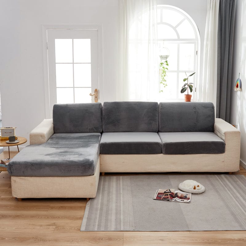 Funda de cojín de sofá de terciopelo, Gris pizarra, colocada en los cojines de asiento y respaldo de un sofá