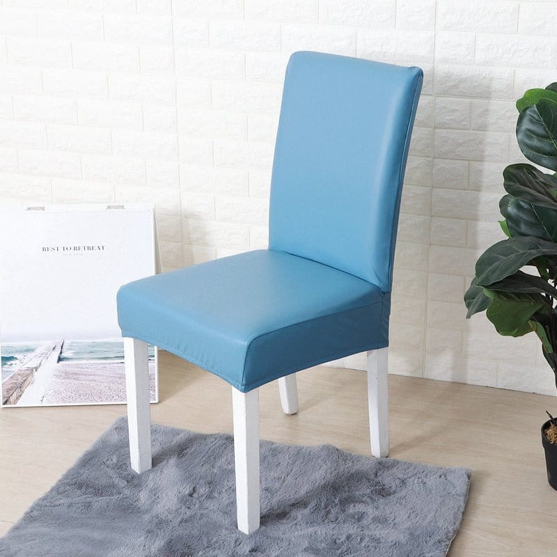 Funda de silla de comedor de polipiel, Azul azur, colocada en una silla
