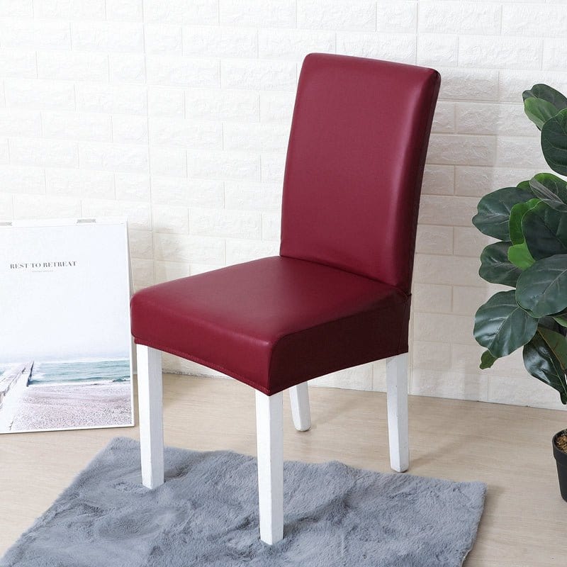 Funda de silla de comedor de polipiel, Granate, colocada en una silla