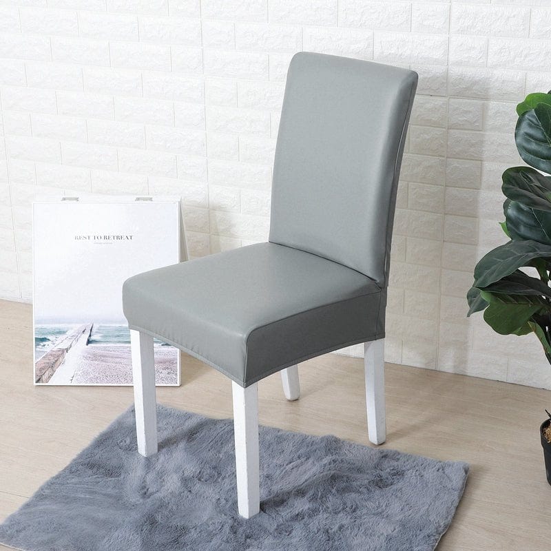Funda de silla de comedor de polipiel, Gris piedra, colocada en una silla