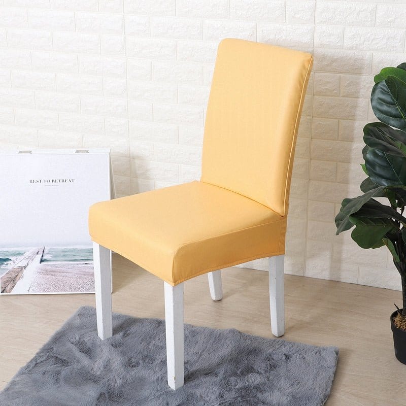 Funda de silla de comedor de polipiel, Amarillo dorado, colocada en una silla