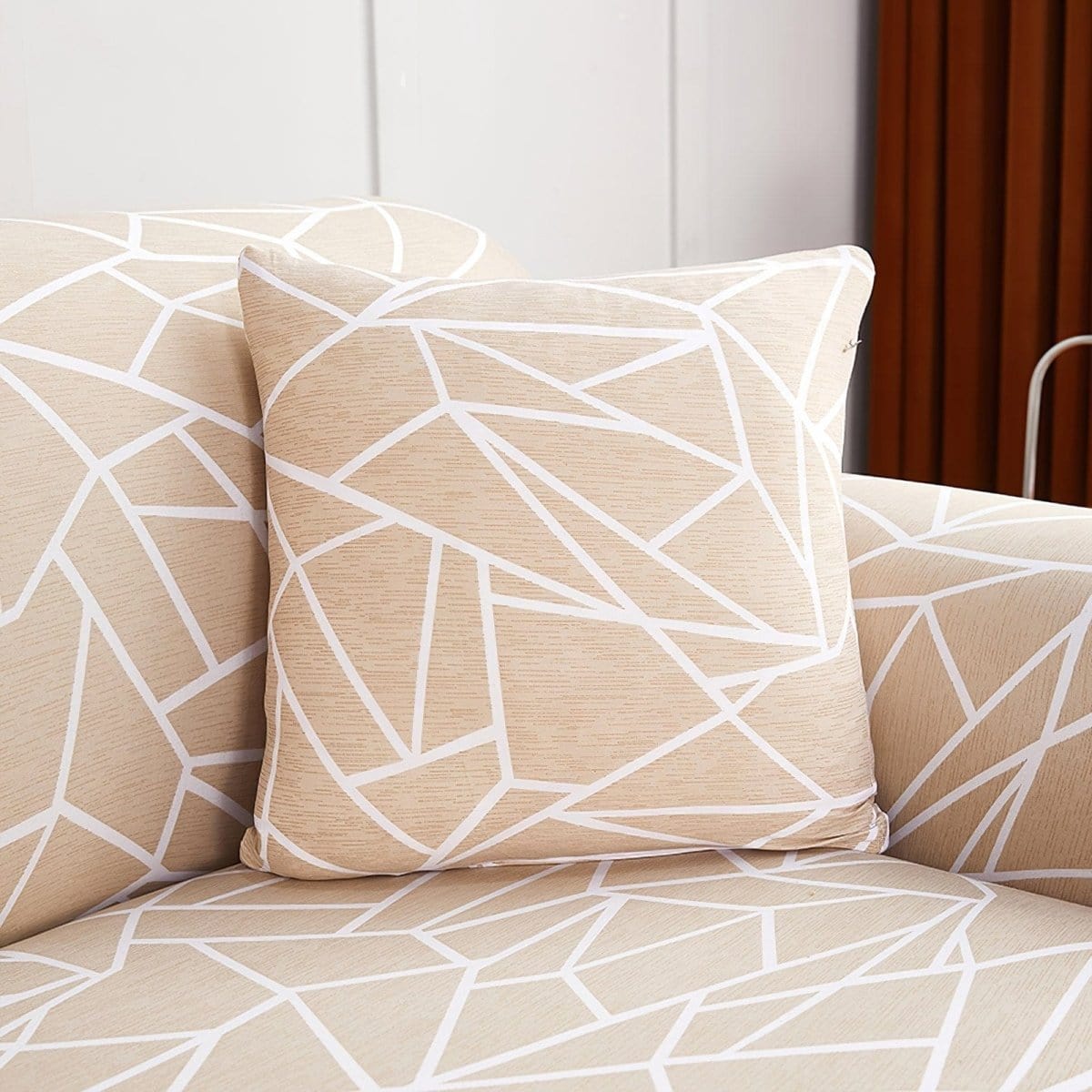 Fundas de cojín elásticas 45 × 45 cm — pack de 2, Beige gráfico, colocadas en un sofá