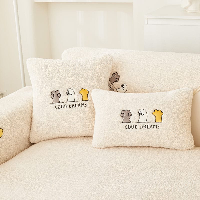 Funda de cojín de borreguito bouclé con gatos bordados — 1 unidad, Blanco crema borreguito, colocada en un sofá