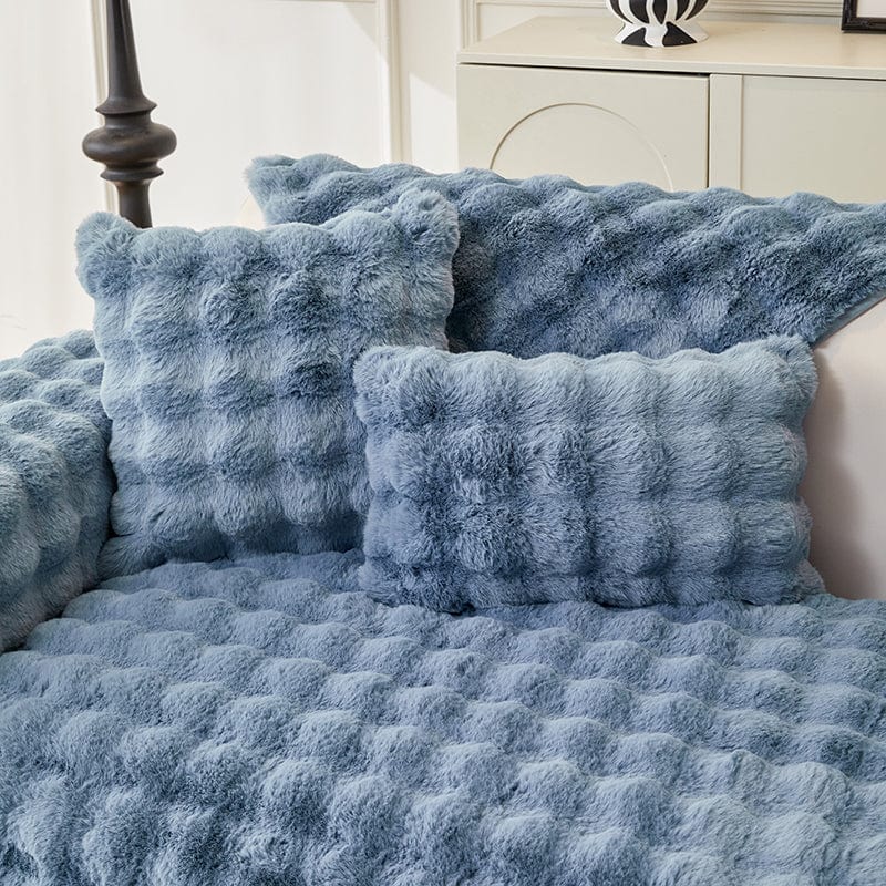 Funda de cojín de pelo sintético acolchado — 1 unidad, Azul burbujas, colocada en un sofá