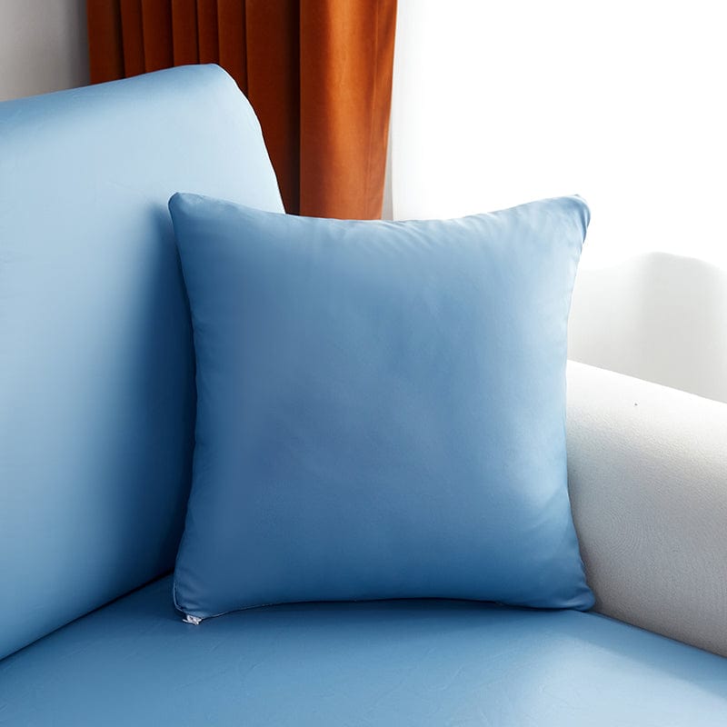 Funda de cojín de polipiel 40 × 40 cm — 1 unidad, Azul azur, colocada en un sofá