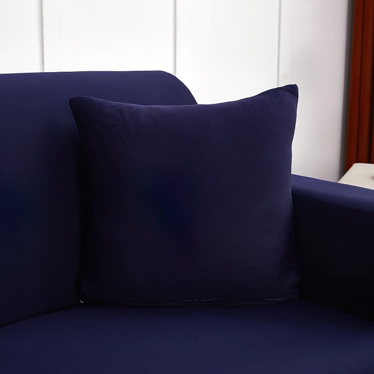 Fundas de cojín elásticas 45 × 45 cm — pack de 2, Azul marino, colocadas en un sofá