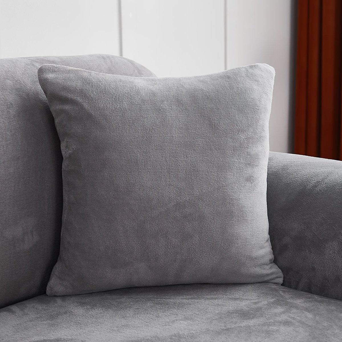 Fundas de cojín de terciopelo 45 × 45 cm — pack de 2, Gris estaño, colocadas en un sofá