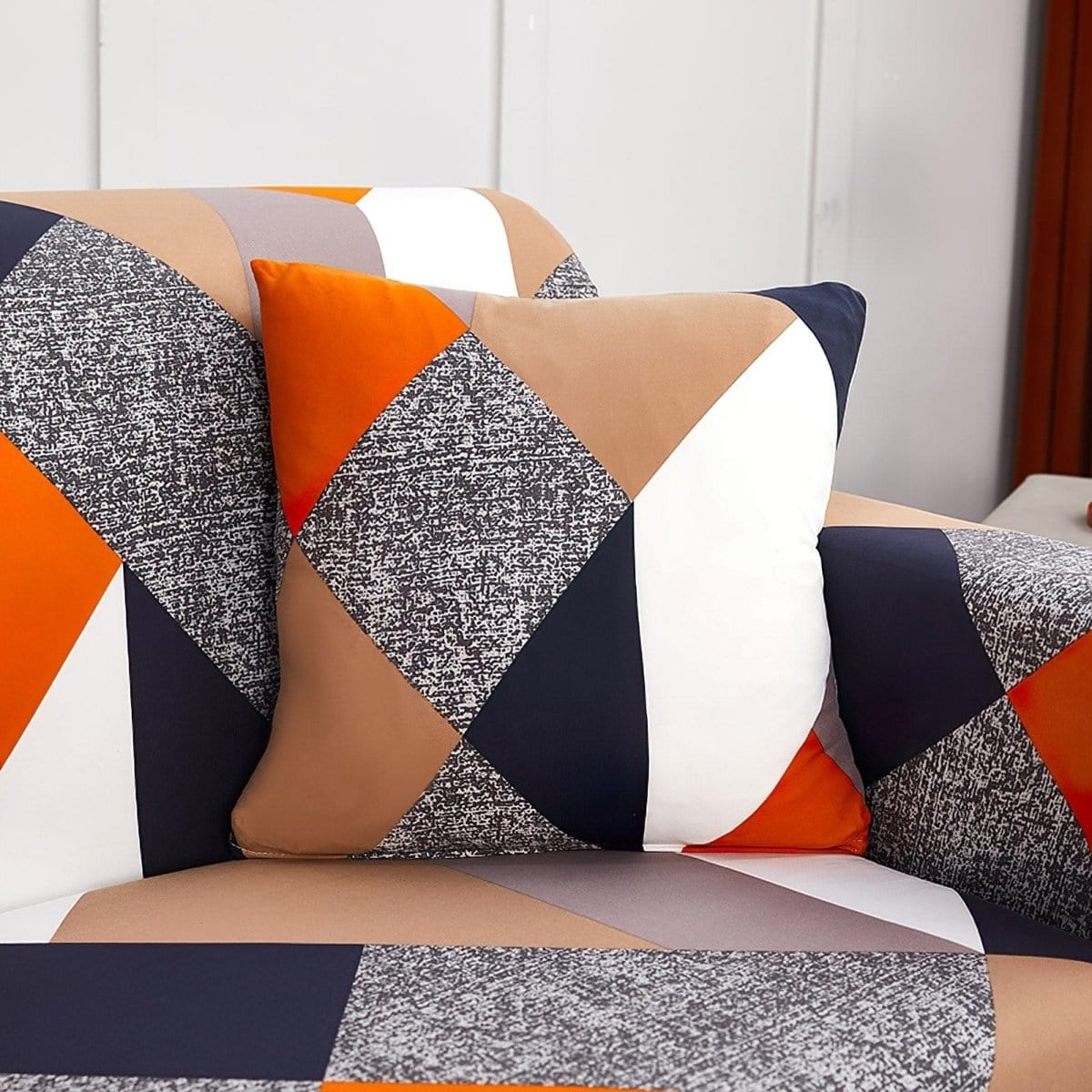 Fundas de cojín elásticas 45 × 45 cm — pack de 2, Patchwork naranja y marino, colocadas en un sofá