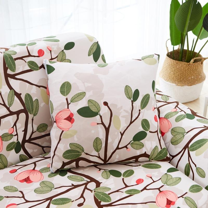 Funda de cojín elástica 45 × 45 cm — 1 unidad, Crudo floral rosa, colocada en un sofá