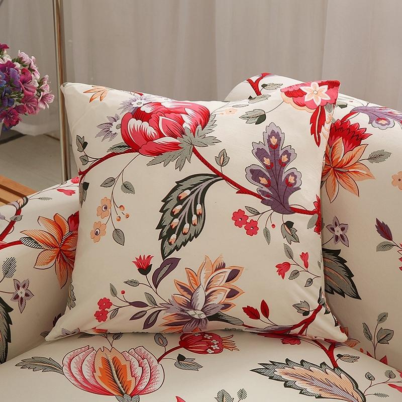 Fundas de cojín elásticas 45 × 45 cm — pack de 2, Crudo floral rojo, colocadas en un sofá
