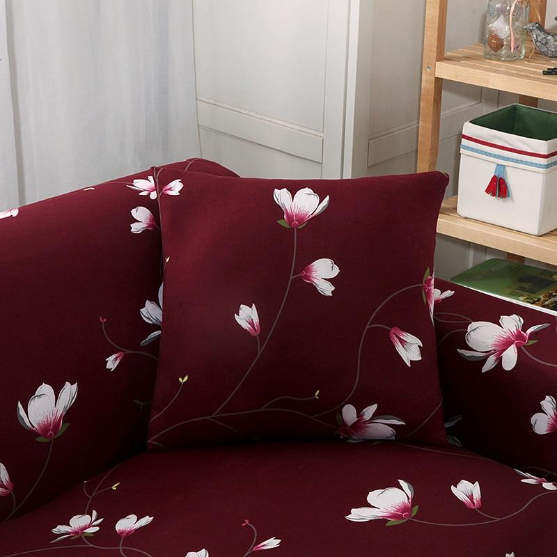 Funda de cojín elástica 45 × 45 cm — 1 unidad, Burdeos floral, colocada en un sofá