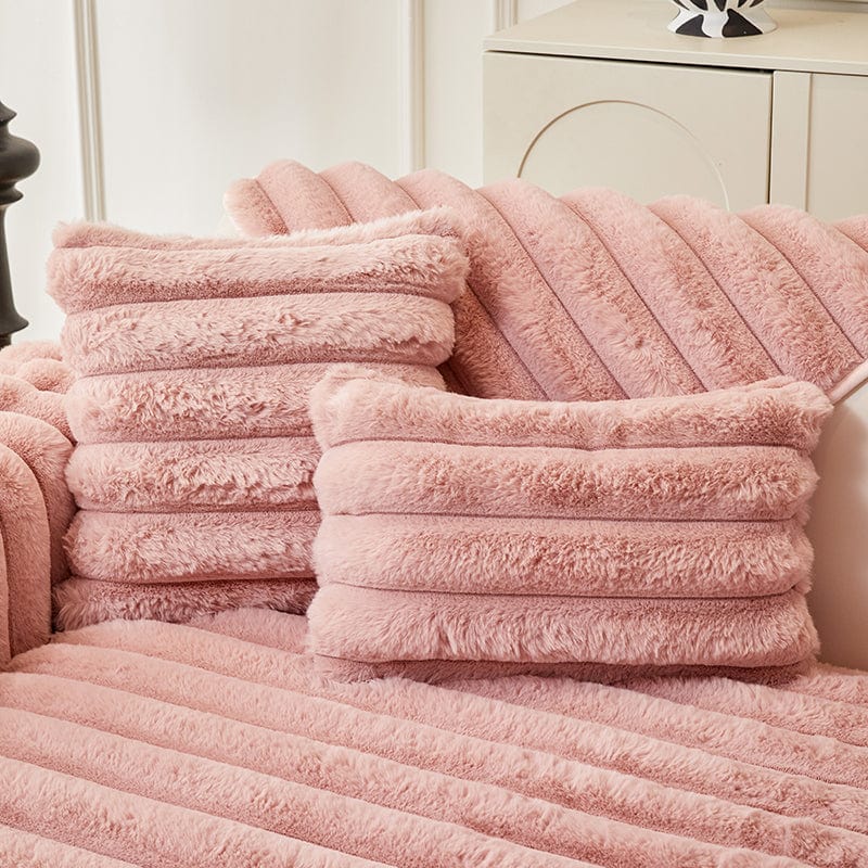 Funda de cojín de pelo sintético — 1 unidad, Rosa franjas, colocada en un sofá