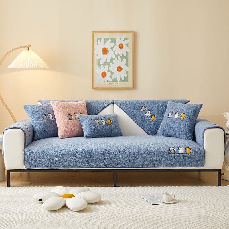 Funda de sofá de borreguito bouclé con gatos bordados y base antideslizante, Azul borreguito, colocada en un sofá