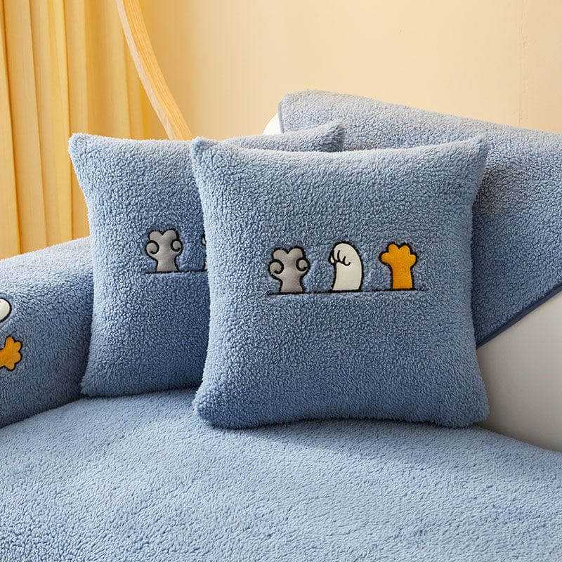 Funda de cojín de borreguito bouclé con gatos bordados — 1 unidad, Azul borreguito, colocada en un sofá