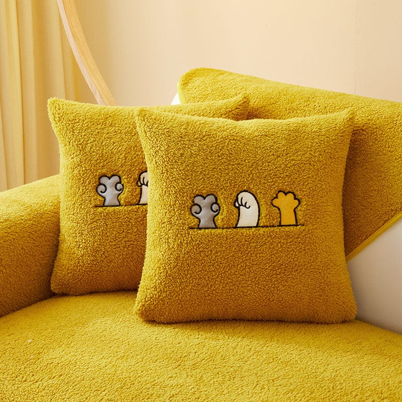 Funda de cojín de borreguito bouclé con gatos bordados — 1 unidad, Amarillo borreguito, colocada en un sofá