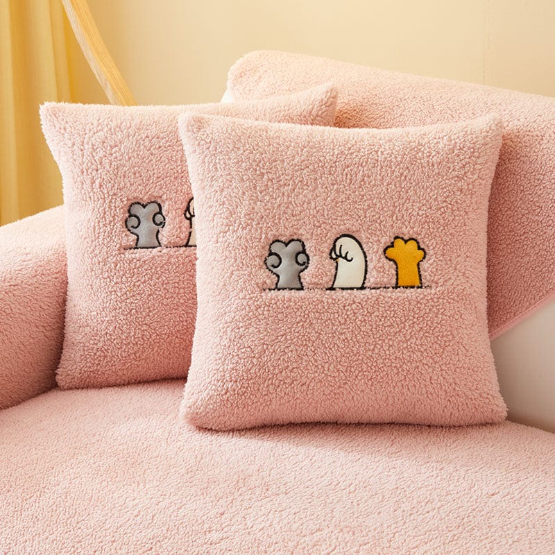 Funda de cojín de borreguito bouclé con gatos bordados — 1 unidad, Rosa borreguito, colocada en un sofá